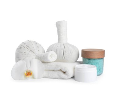 Beyaz arkaplanda bakım ürünleri bulunan spa bileşimi