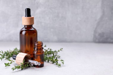 Açık gri masa üzerinde kekik yağı, metin için boşluk