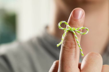 Arkaplanı bulanık göstermemek için işaret parmağını bağlı olarak gösteren adam, ele odaklan