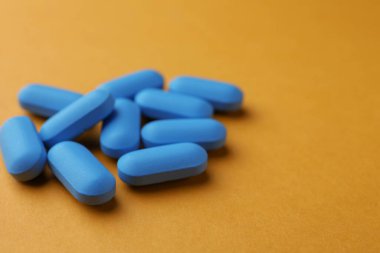 Turuncu arka planda haplar, mesaj için yer. İktidar sorunu