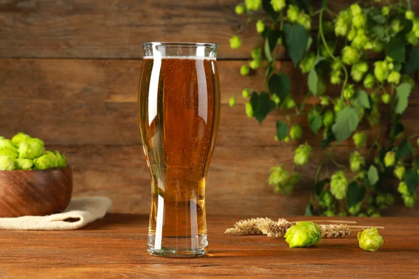 Glass Beer Fresh Green Hops Spikes Wooden Table — Stock Photo, Image