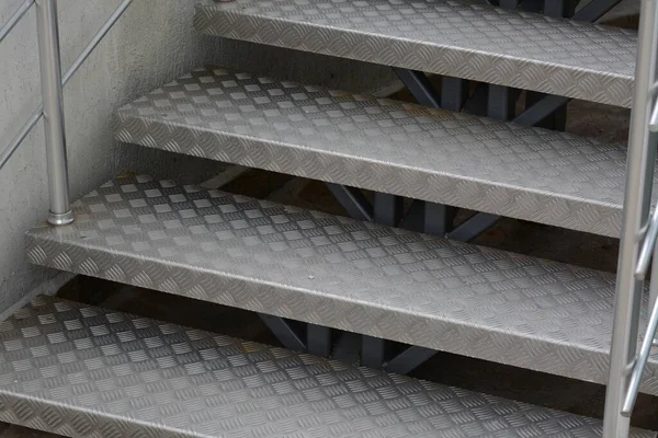 Dışarıdaki Güzel Metal Merdivenler Yakın Çekim — Stok fotoğraf
