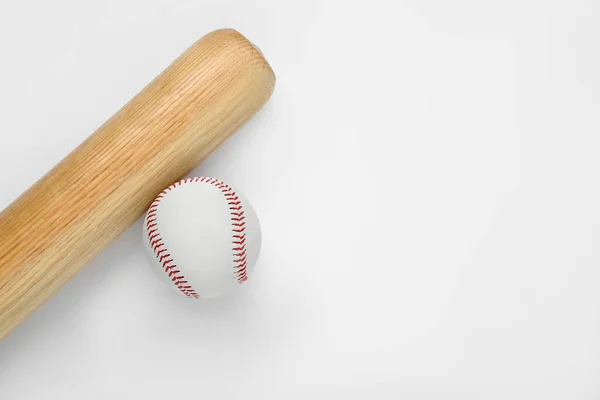 白い背景に木製の野球バットとボール テキストのためのスペースとトップビュー スポーツ用具 — ストック写真