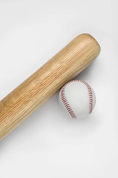 Beyaz Arka Planda Tahta Beyzbol Sopası Top Üst Manzara Spor — Stok fotoğraf