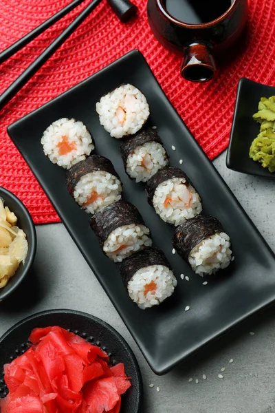 Chutné Sushi Rolky Podávané Šedém Stole Plochý Ležel — Stock fotografie