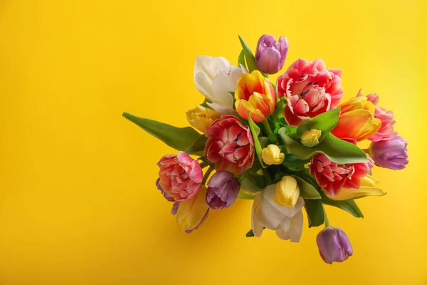 Ramillete Hermosos Tulipanes Sobre Fondo Amarillo Vista Superior Espacio Para —  Fotos de Stock