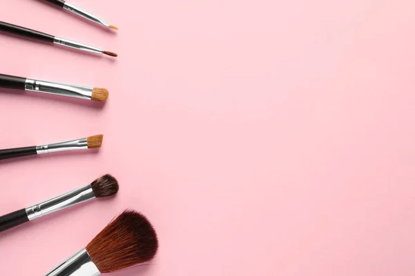 Pincéis Maquiagem Diferentes Fundo Rosa Flat Lay Espaço Para Texto — Fotografia de Stock