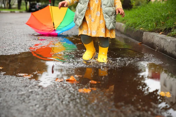 Маленькая Девочка Брызгает Водой Сапогами Луже Открытом Воздухе Крупным Планом — стоковое фото