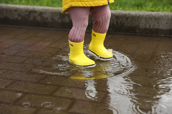 Yağmurlu Havalarda Birikintisinde Yürüyen Kız Yakın Plan — Stok fotoğraf