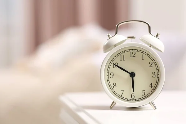 Relógio Alarme Elegante Mesa Cabeceira Branca Dentro Casa Espaço Para — Fotografia de Stock