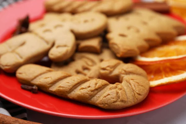 赤いプレート上の別のおいしいクッキー クローズアップ — ストック写真