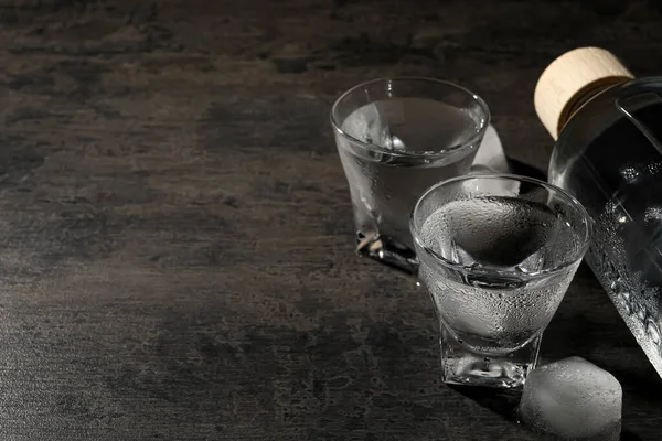 Bir Şişe Votka Siyah Masada Buzlu Shot Bardakları Metin Için — Stok fotoğraf