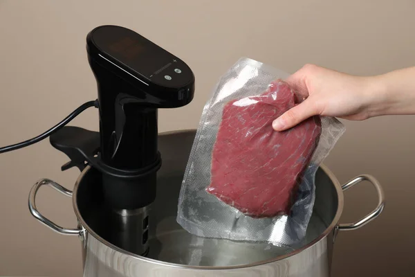 포장된 고기를 냄비에 흡수하는 장치를 합니다 맛있는 — 스톡 사진