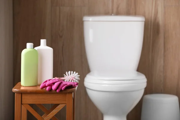Persediaan Pembersih Bangku Dekat Toilet Mangkuk Dalam Ruangan Ruang Untuk — Stok Foto