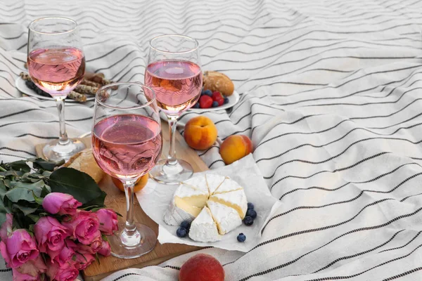 Ποτήρια Από Νόστιμο Ροζέ Κρασί Λουλούδια Και Φαγητό Λευκή Κουβέρτα — Φωτογραφία Αρχείου