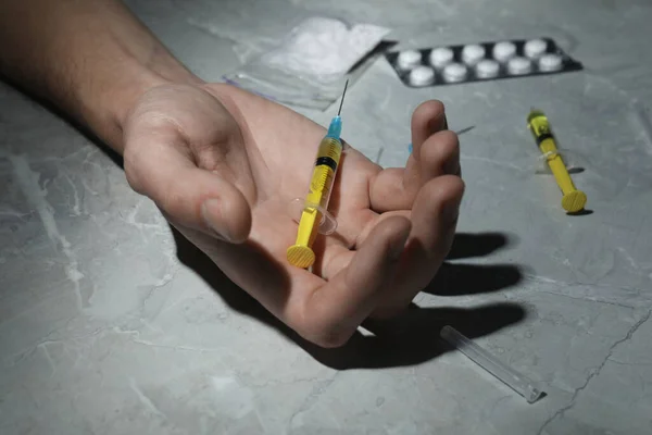 Mężczyzna Strzykawką Szarym Marmurowym Stole Zbliżenie Uzależnienie Narkotyków — Zdjęcie stockowe