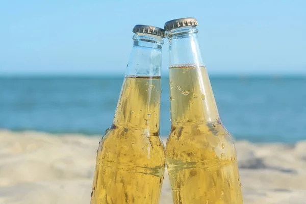 Flessen Koud Bier Het Strand Buurt Van Zee Close — Stockfoto