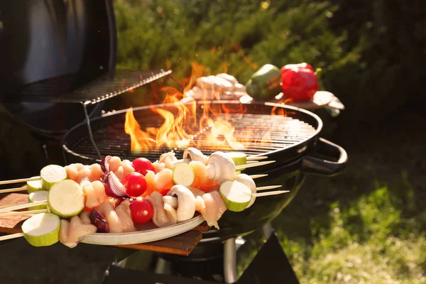Skewers Meat Vegetables Barbecue Grill Outdoors — Stock Photo, Image
