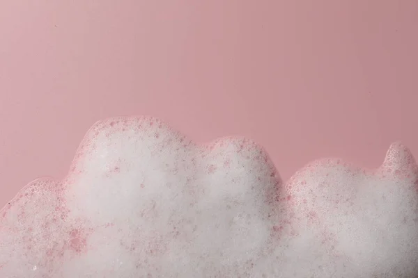 ピンクの背景にふわふわの石鹸泡 トップビュー テキストのスペース — ストック写真