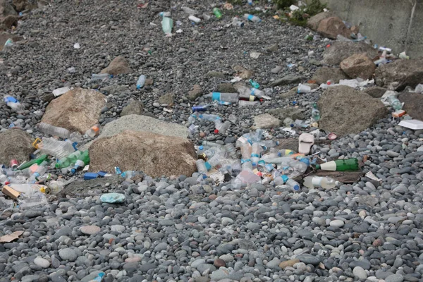 Müll Verstreut Auf Kieselsteinen Freien Recycling Problem — Stockfoto