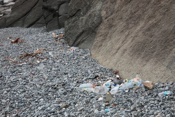 Müll Verstreut Auf Kieselsteinen Der Nähe Von Felsen Recycling Problem — Stockfoto