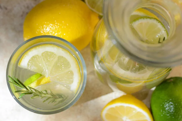Nyári Frissítő Limonádé Ital Hozzávalókkal Könnyű Asztalon Felülnézet — Stock Fotó