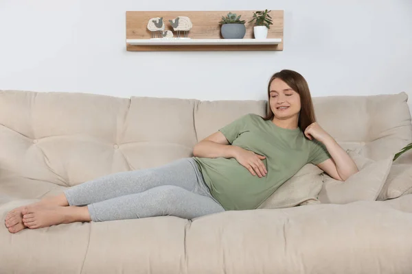Gelukkig Zwanger Vrouw Liggend Beige Sofa Binnen — Stockfoto