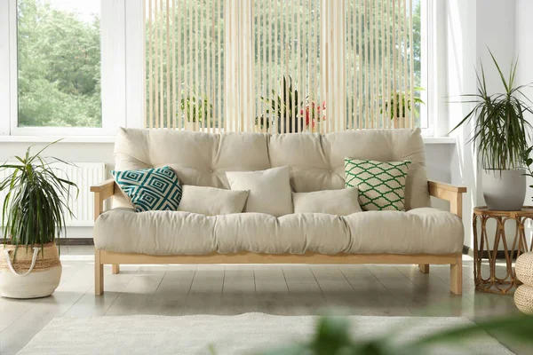 Stylový Interiér Pokoje Pohodlnou Pohovkou Krásnými Pokojovými Rostlinami — Stock fotografie