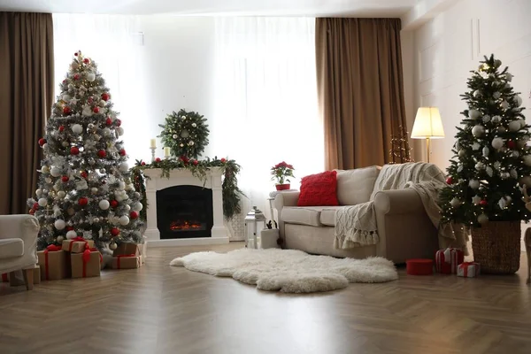 Εορταστικό Σαλόνι Εσωτερικό Χριστουγεννιάτικα Δέντρα Και Τζάκι — Φωτογραφία Αρχείου