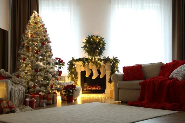 Κομψό Εσωτερικό Δωμάτιο Τζάκι Και Όμορφο Χριστουγεννιάτικο Δέντρο — Φωτογραφία Αρχείου