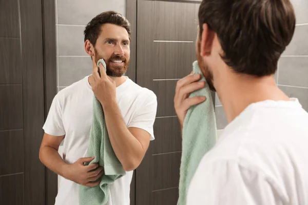 Όμορφος Άντρας Στεγνώνει Γένια Του Μπροστά Στον Καθρέφτη Στο Μπάνιο — Φωτογραφία Αρχείου