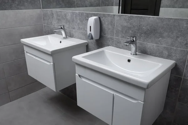 公共卫生间室内 有时尚的白色水槽和灰色瓷砖 — 图库照片