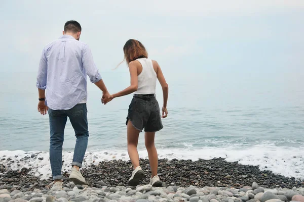 Jonge Paar Lopen Het Strand Buurt Van Zee Achteraanzicht Ruimte — Stockfoto