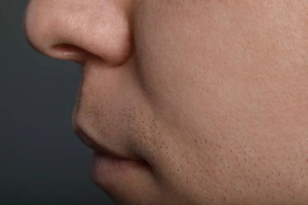 Closeup Άποψη Του Ανθρώπου Υγιές Δέρμα Ανοιχτό Γκρι Φόντο — Φωτογραφία Αρχείου