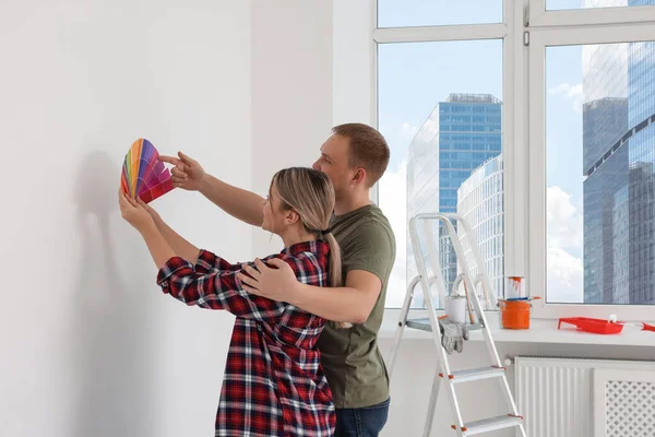 Pareja Con Chips Pintura Discutiendo Nuevo Color Pared Apartamento Durante —  Fotos de Stock