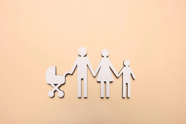 Familienfiguren Auf Beigem Hintergrund Draufsicht Versicherungskonzept — Stockfoto