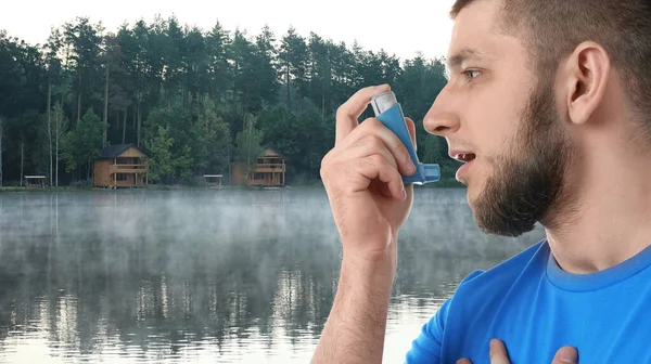 Hombre Usando Inhalador Asma Cerca Del Lago Primeros Auxilios Emergencia — Foto de Stock