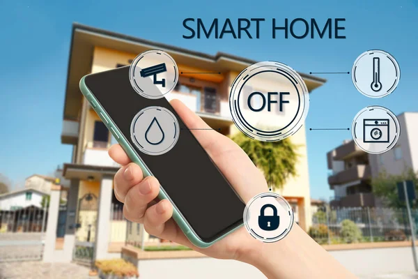 Frau Nutzt Handy Anwendung Zur Steuerung Von Smart Home Freien — Stockfoto