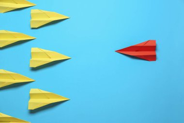 Açık mavi zemin üzerinde farklı kağıt uçaklar düz kompozisyon yatıyordu