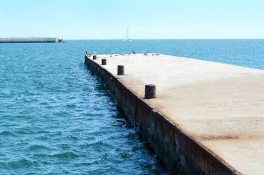 Güneşli bir günde, denizde güzel beton iskele, metin için yer