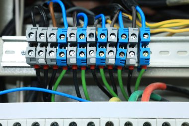 Sigorta kutusunda birçok kablo bulunan elektrik paneli, yakın plan