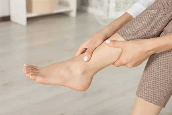 Kobieta Pocieranie Ból Nogi Domu Zbliżenie — Zdjęcie stockowe