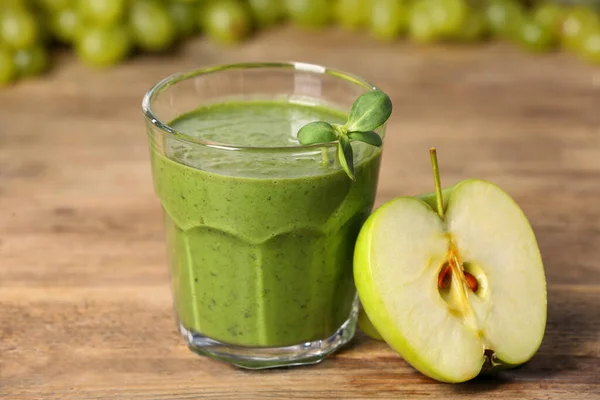 Склянка Свіжої Зеленої Смуги Нарізане Яблуко Дерев Яному Столі — стокове фото