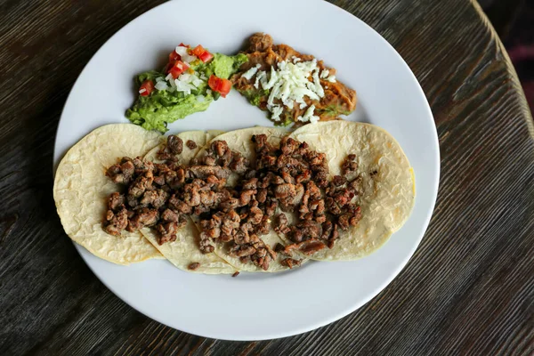 Placa Con Deliciosos Tacos Servidos Mesa Madera Vista Superior — Foto de Stock