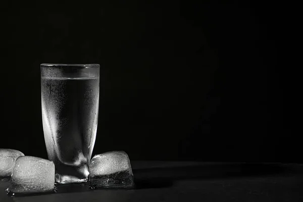 Vodka Vaso Chupito Con Hielo Sobre Mesa Sobre Fondo Negro — Foto de Stock