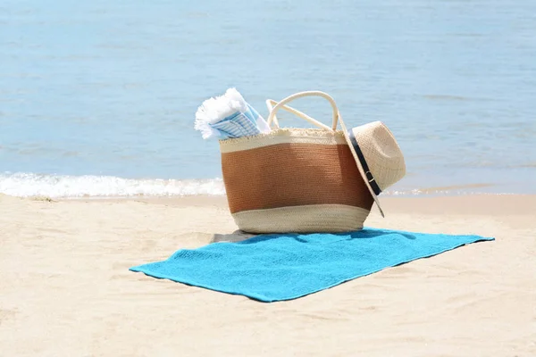 Saco Com Cobertor Toalha Praia Chapéu Palha Praia Arenosa — Fotografia de Stock