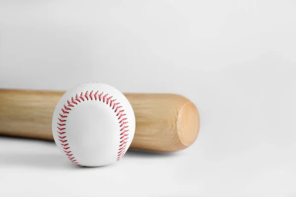 Baseball Ütő Labda Fehér Háttérrel Sportfelszerelés — Stock Fotó