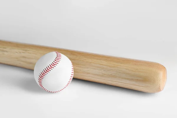 Beyaz Arka Planda Tahta Beyzbol Sopası Top Spor Malzemeleri — Stok fotoğraf