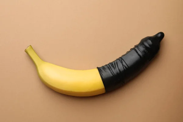 Banane Avec Préservatif Sur Fond Orange Pâle Vue Dessus Concept — Photo