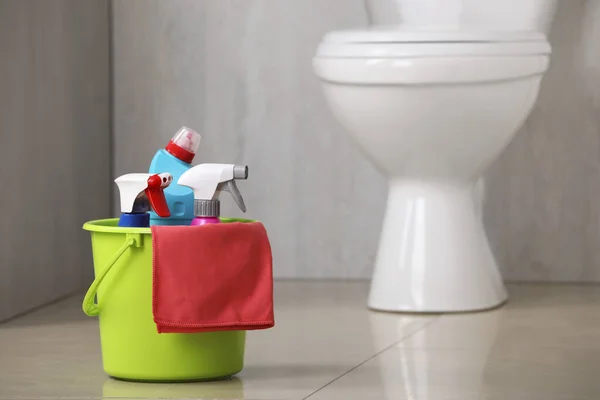 Găleată Consumabile Curățare Toaletei Podea Interior Spațiu Pentru Text — Fotografie, imagine de stoc